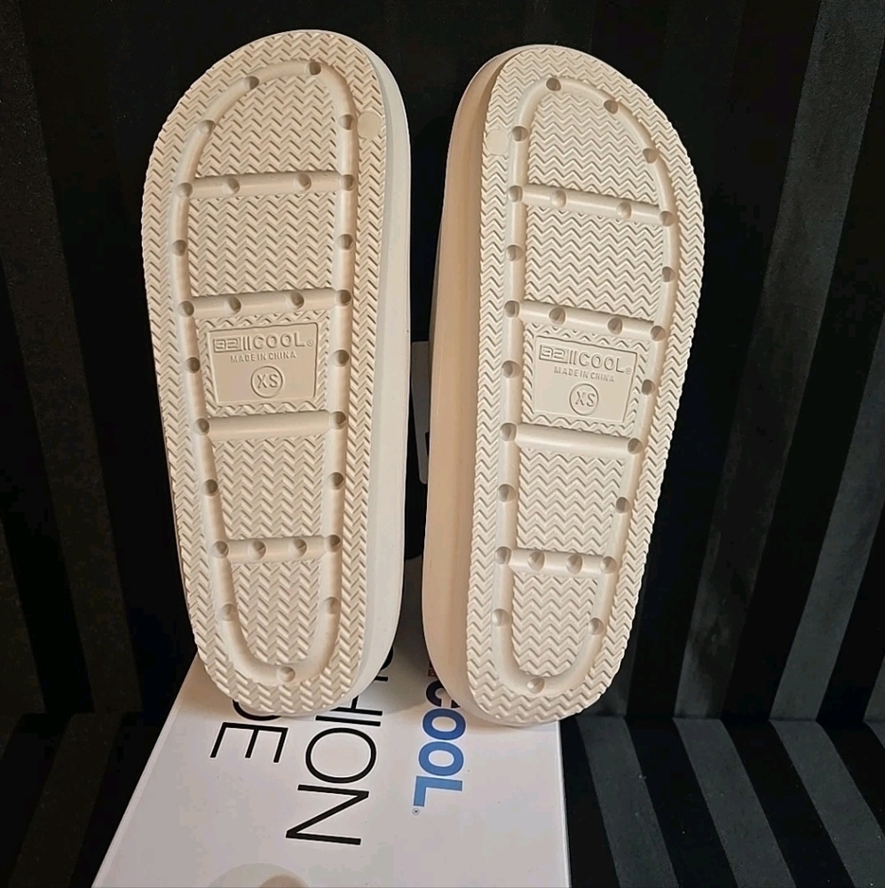 XS Or Large 32° Cool Cushion Slides White Easy Clean EVA Shower Shoes - Picture 11 of 11